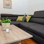 New Renovated Apartment 15 Min From Beach On Foot